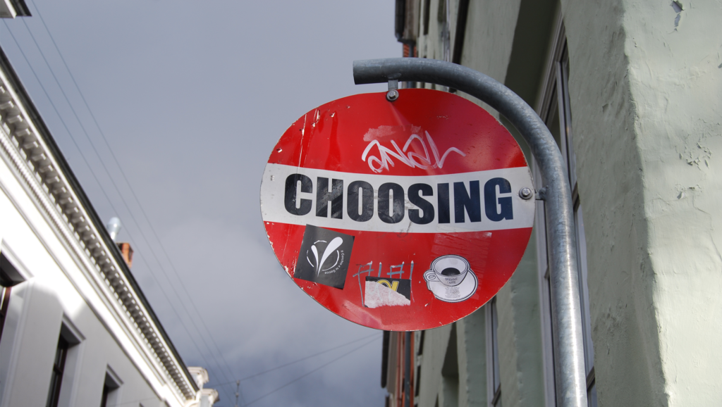Red sign with the word choosing
